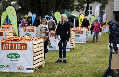 Участники симпозуиума около стендов с продукцией