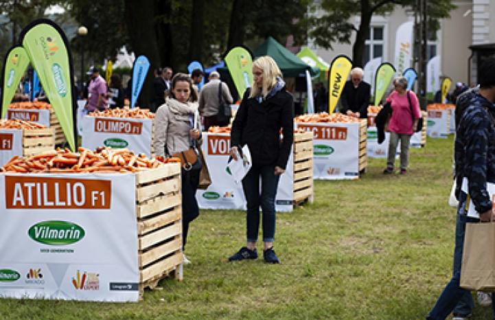 Участники симпозуиума около стендов с продукцией